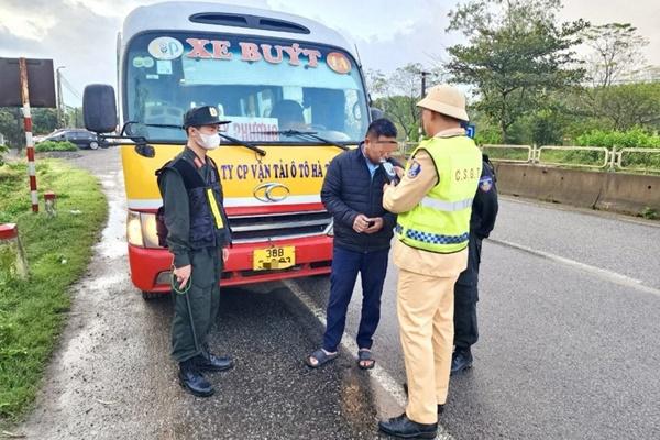 Nam sinh phóng xe máy tông trúng cảnh sát tại chốt đo nồng độ cồn-2