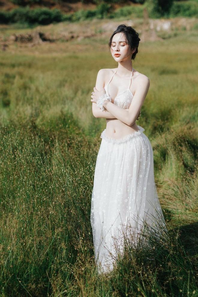 Về quê bán bún cá mưu sinh, tiên nữ Đắk Nia ăn vận giản dị vẫn hút khách nườm nượp-1