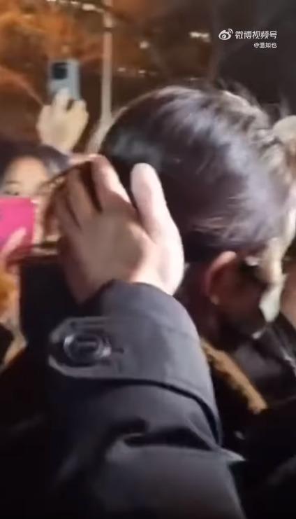 Dương Mịch bị fan quá khích động chạm cơ thể, biểu cảm hốt hoảng của nàng tiểu hoa khiến netizen lo lắng-1