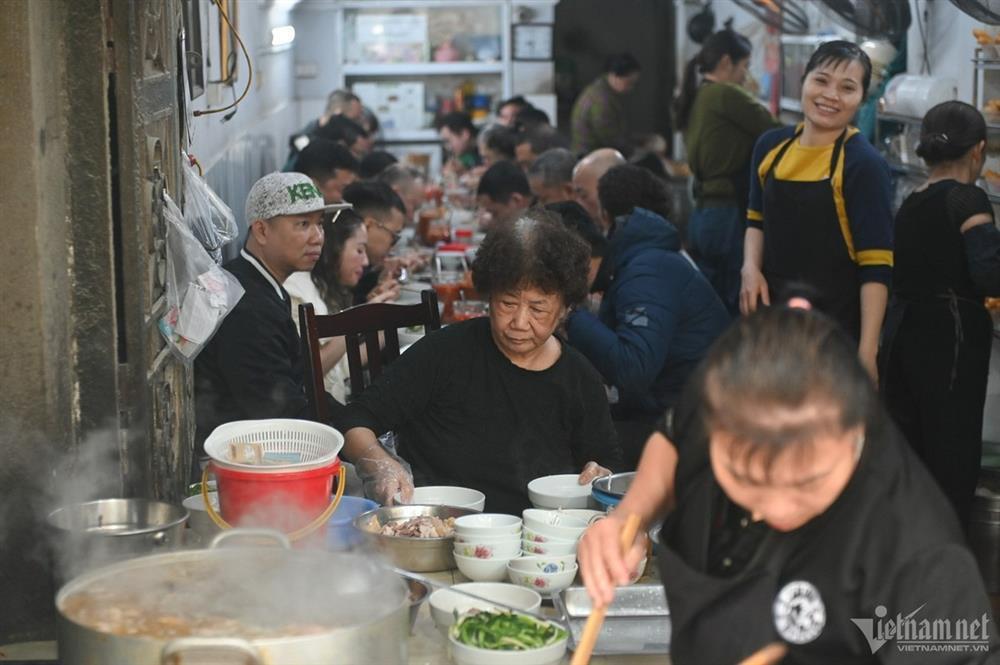 Quán phở bị tố kỳ thị người đi xe lăn đông khách đột biến, xe xếp chật kín-2