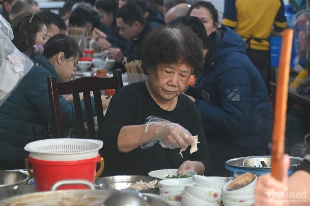 Quán phở bị tố kỳ thị người đi xe lăn đông khách đột biến, xe xếp chật kín-3