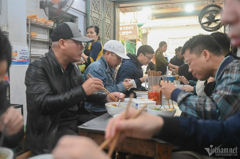 Quán phở bị tố kỳ thị người đi xe lăn đông khách đột biến, xe xếp chật kín-4