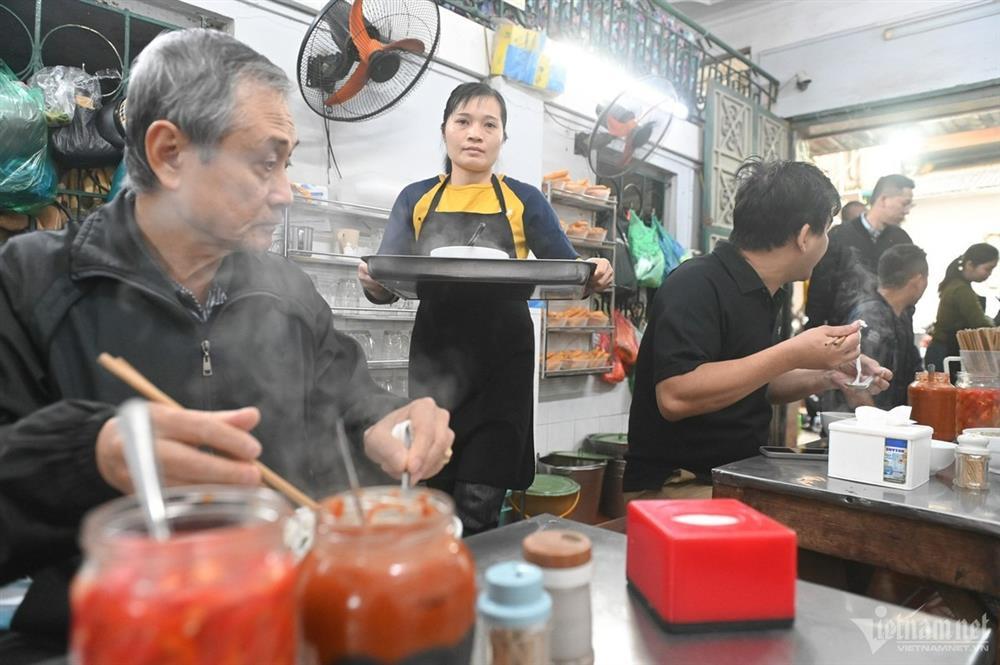 Quán phở bị tố kỳ thị người đi xe lăn đông khách đột biến, xe xếp chật kín-5