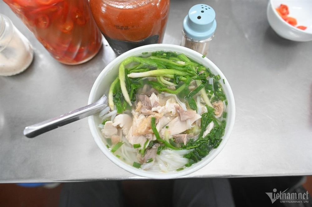 Quán phở bị tố kỳ thị người đi xe lăn đông khách đột biến, xe xếp chật kín-6