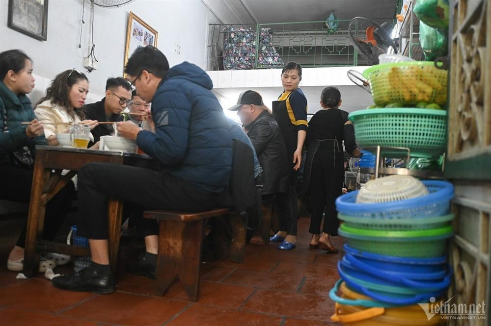 Quán phở bị tố kỳ thị người đi xe lăn đông khách đột biến, xe xếp chật kín-7