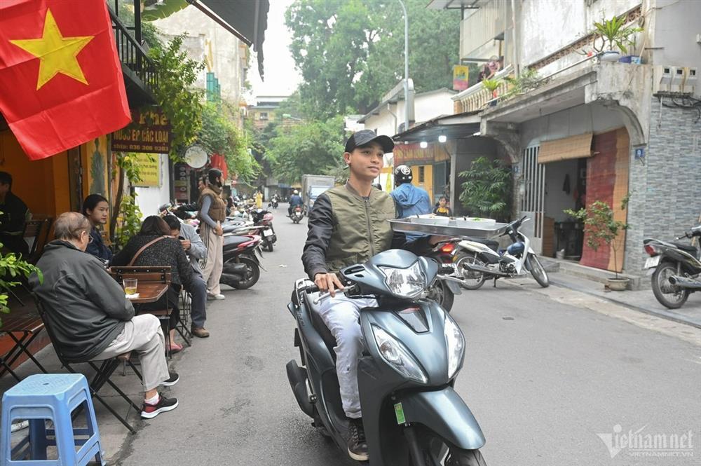 Quán phở bị tố kỳ thị người đi xe lăn đông khách đột biến, xe xếp chật kín-9