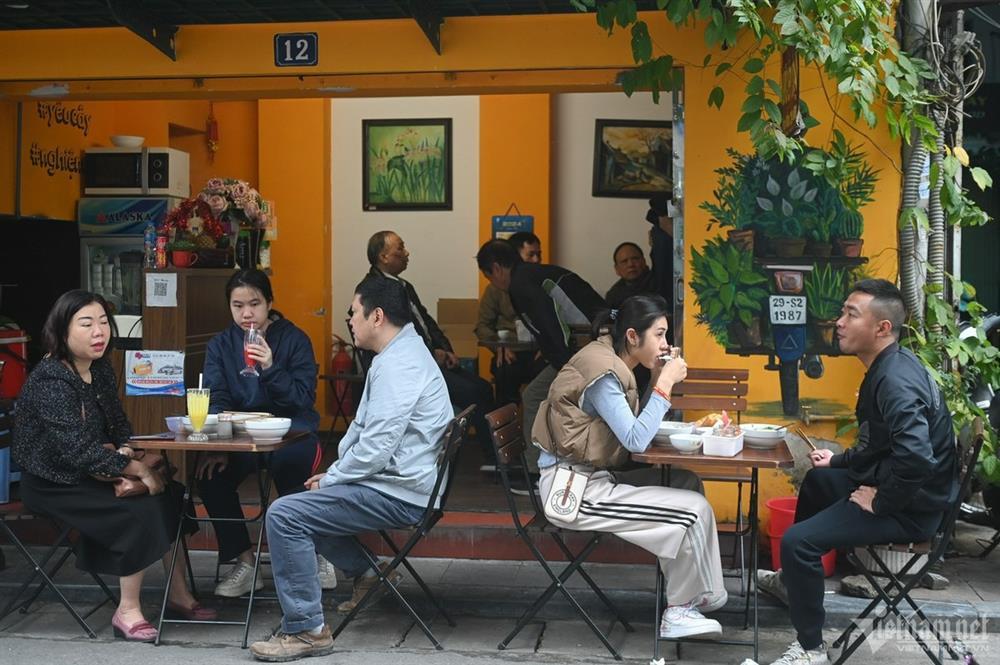 Quán phở bị tố kỳ thị người đi xe lăn đông khách đột biến, xe xếp chật kín-10