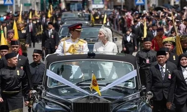 Vương miện của cô dâu vừa kết hôn với Hoàng tử Brunei thể hiện điều đặc biệt gì?-1