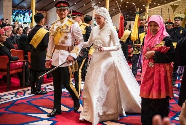 Vương miện của cô dâu vừa kết hôn với Hoàng tử Brunei thể hiện điều đặc biệt gì?-2