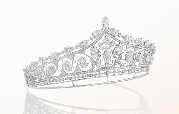 Vương miện của cô dâu vừa kết hôn với Hoàng tử Brunei thể hiện điều đặc biệt gì?-4