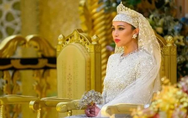 Vương miện của cô dâu vừa kết hôn với Hoàng tử Brunei thể hiện điều đặc biệt gì?-5
