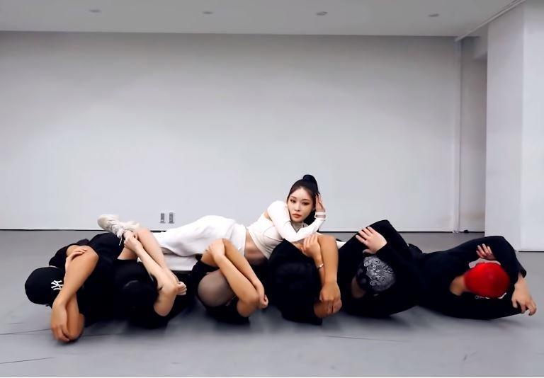 Chị đẹp đạp gió rẽ sóng nhiều lần bị tố đạo nhái ý tưởng-3