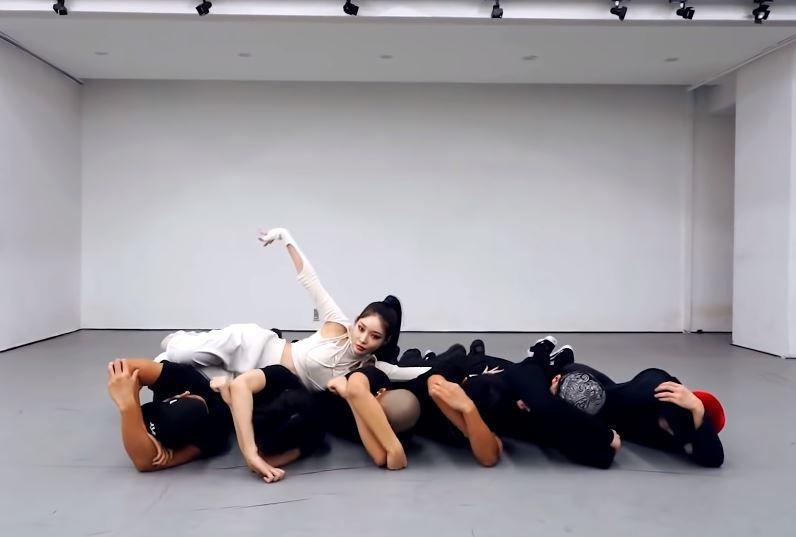 Chị đẹp đạp gió rẽ sóng nhiều lần bị tố đạo nhái ý tưởng-4