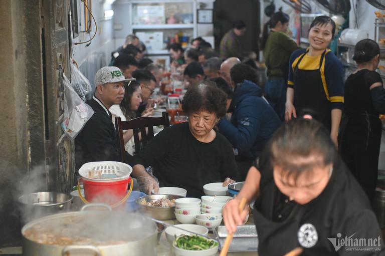 Chiếc camera không âm thanh đã khép lại vụ quán phở và khách đi xe lăn?-3