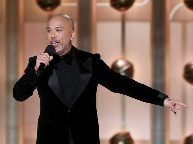 MC giễu cợt Taylor Swift lại mỉa mai người khác sau thảm họa Quả cầu Vàng-1