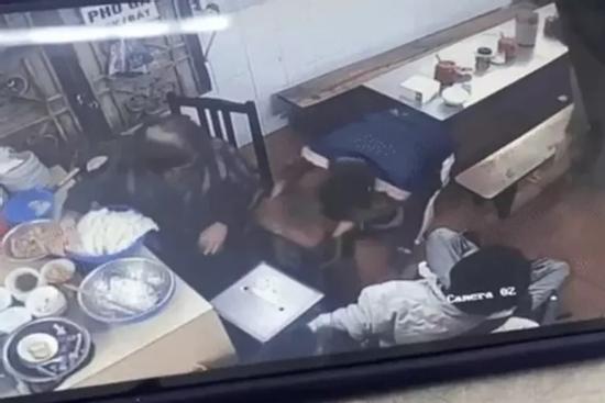 Công an vào cuộc vụ nam TikToker tố 'bị đuổi khỏi quán vì ngồi xe lăn'