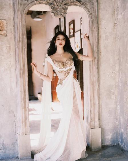 Bà trùm Lý Băng Băng đọ sắc cùng dàn gà cưng Cổ Lực Na Trát, Châu Dã, nhan sắc ra sao mà gây bão?-5