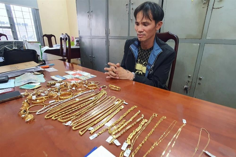 Trộm chìa khóa tiệm vàng, lấy hàng chục cây vàng về nhà mẹ giấu-1