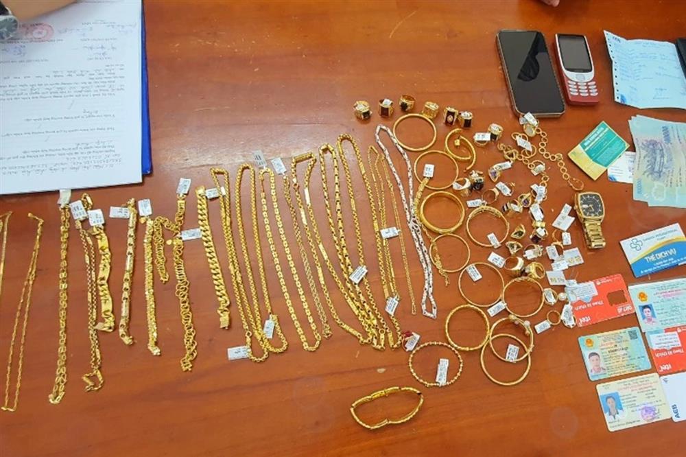 Trộm chìa khóa tiệm vàng, lấy hàng chục cây vàng về nhà mẹ giấu-2