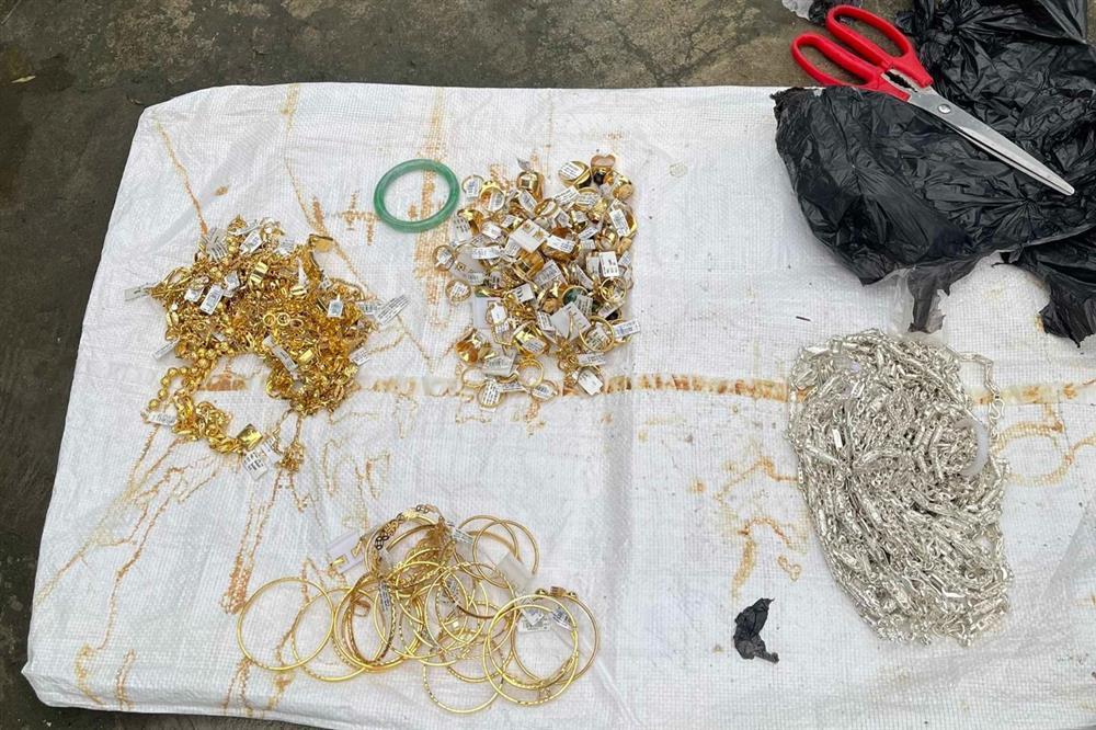 Trộm chìa khóa tiệm vàng, lấy hàng chục cây vàng về nhà mẹ giấu-3