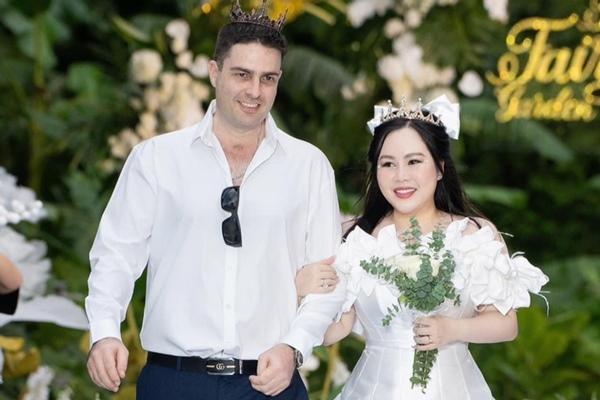 Nữ diễn viên lùn nhất Việt Nam công khai bạn trai Tây cao 1,90m-2