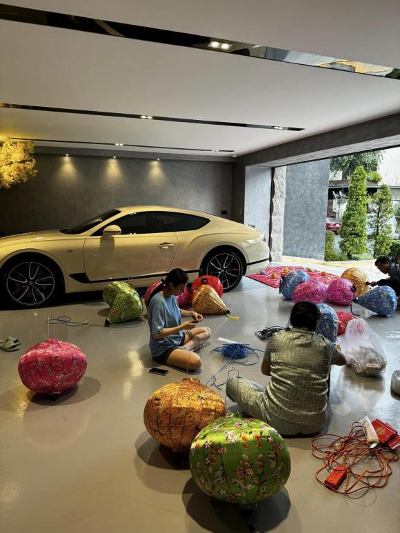 Cường Đô La khoe bà xã đảm đang, tự tay trang trí nhà cửa đón Tết, 2 nhóc tỳ được mẹ bắt trend lên đồ cực độc lạ-3