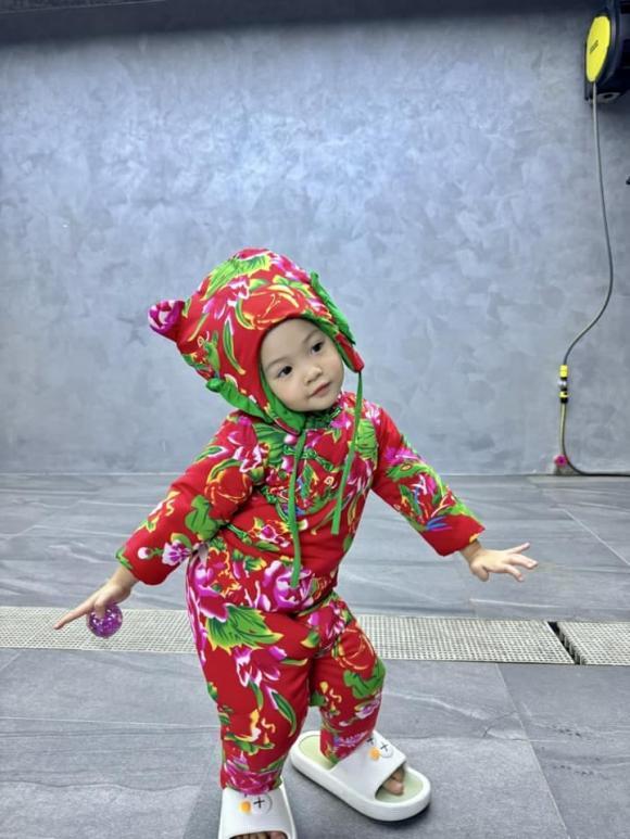 Cường Đô La khoe bà xã đảm đang, tự tay trang trí nhà cửa đón Tết, 2 nhóc tỳ được mẹ bắt trend lên đồ cực độc lạ-7