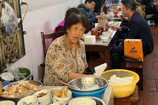 Vụ tố bị đuổi vì ngồi xe lăn: Vì sao cộng đồng mạng phản ứng dữ dội?-4