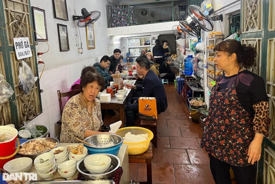 Chủ quán phở Hà Nội bị nam TikToker tố đuổi khách ngồi xe lăn: Chúng tôi mong muốn sự việc dừng lại tại đây-1