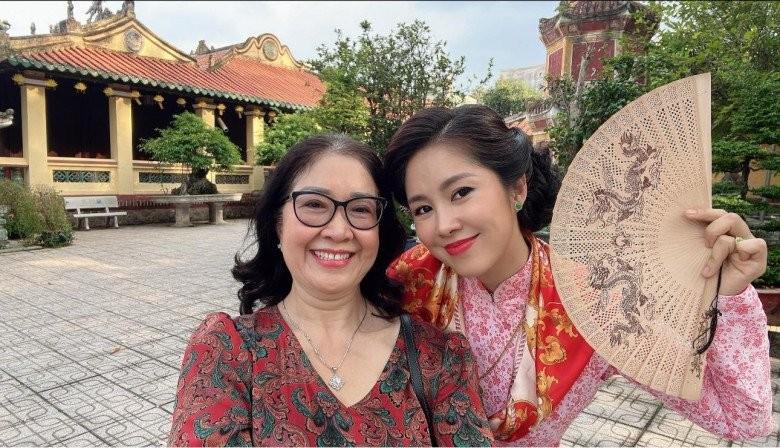Lê Phương khoe nhan sắc xinh đẹp được mẹ truyền con nối qua 4 thế hệ, sắc vóc mẹ ruột gây chú ý nhất!-5