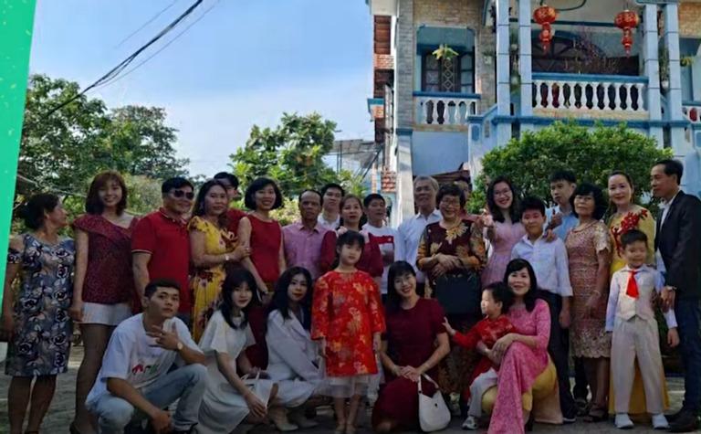 Chàng trai rước dâu bằng 10 chiếc Mercedes, sinh con xong ra nhà lá ở tạm-4