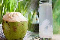 Có nên uống nước dừa lúc đói bụng?