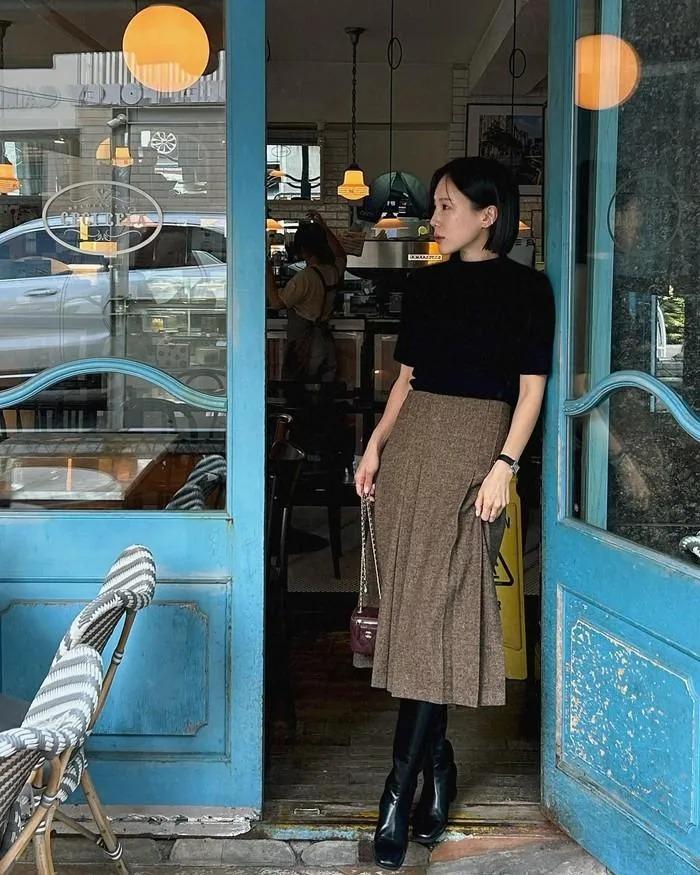 10 set trang phục màu trung tính cho những ai không thích diện đồ màu mè đón Tết-6