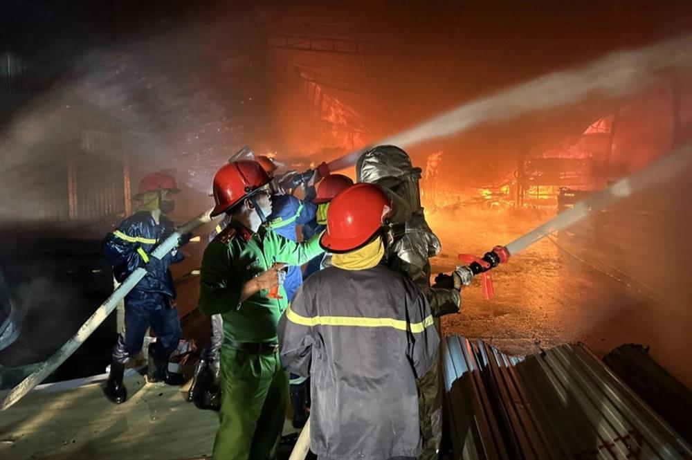 Cảnh sát xuyên đêm dập đám cháy lớn tại công ty gỗ