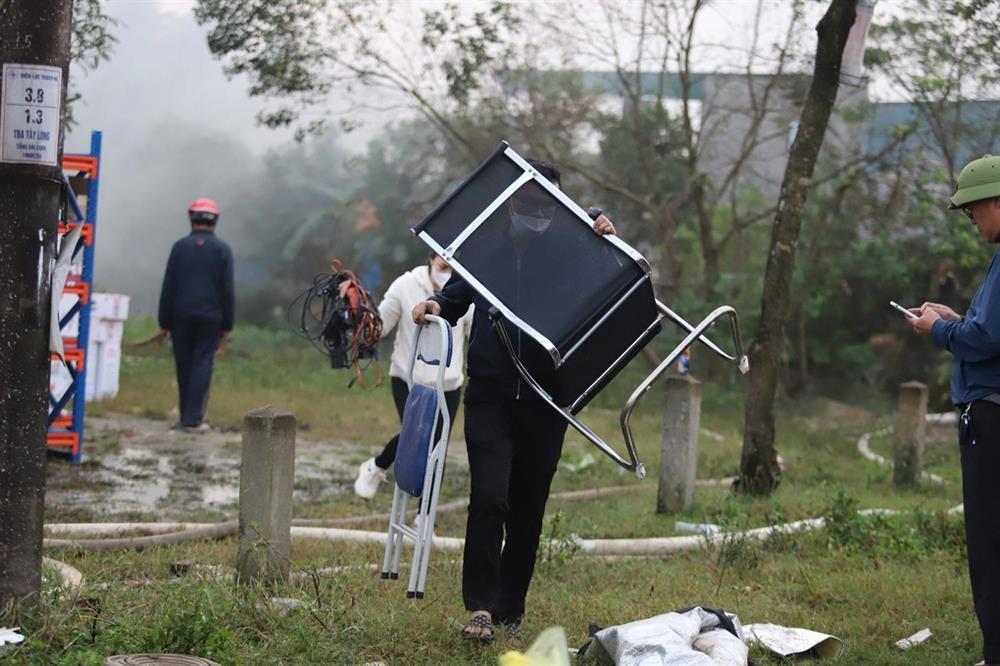 Cảnh sát xuyên đêm dập đám cháy lớn tại công ty gỗ-2