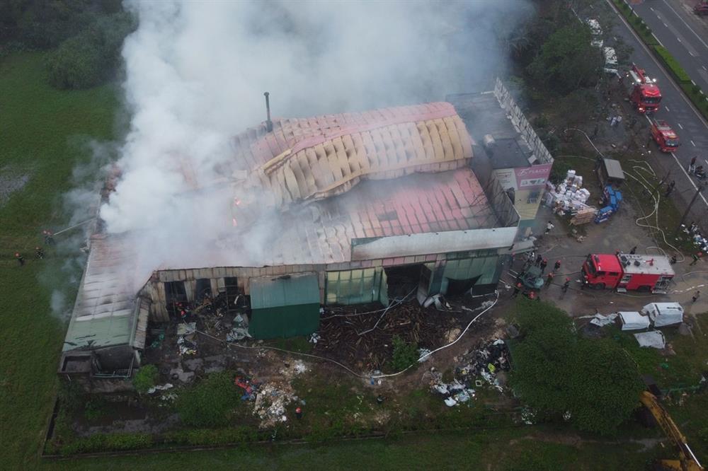 Cảnh sát xuyên đêm dập đám cháy lớn tại công ty gỗ-3