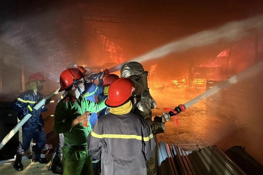 Ô tô con bốc cháy dữ dội trên đường-2