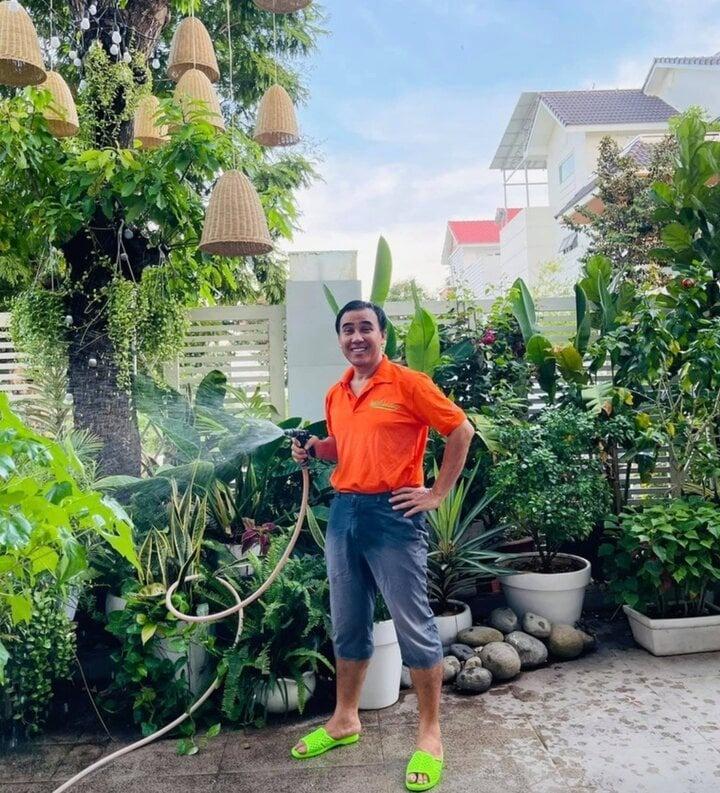 Vườn hoa rực rỡ như cổ tích trong biệt thự rộng 500m2 của MC Quyền Linh-7