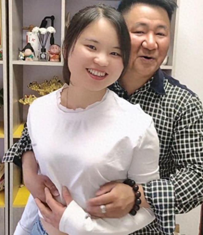 Chú rể 60 tuổi chi tiền tỷ lấy vợ 25 tuổi bị bàn tán, cô dâu đáp trả đanh thép-1