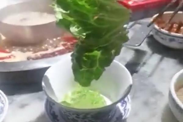 Vào nhà hàng nổi tiếng gọi lẩu, được cho đúng một cọng rau ăn kèm-2