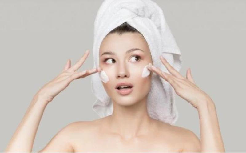 Ngủ dậy với vết gấp vải in hằn lên da mặt, các bác sĩ cảnh báo lão hóa đang đến gần đặc biệt là phụ nữ-3