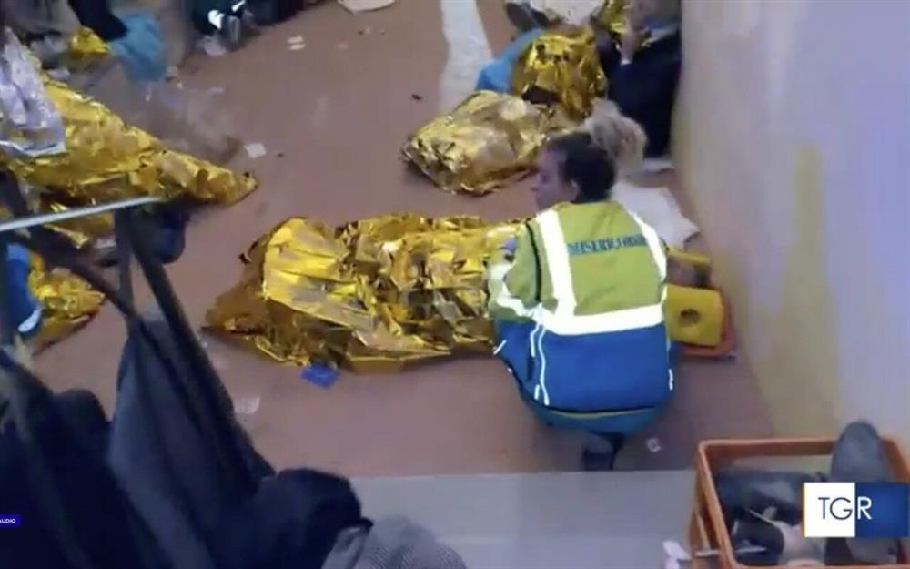 Sập trần tu viện cổ, khách khứa dự lễ cưới bị rơi ngã từ độ cao 4 mét-2