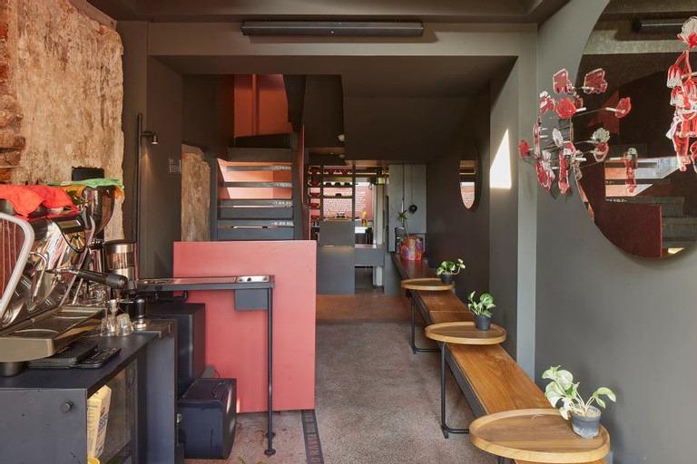 Độc đáo khách sạn mỏng nhất thế giới có chiều ngang chỉ 2,7 mét-2