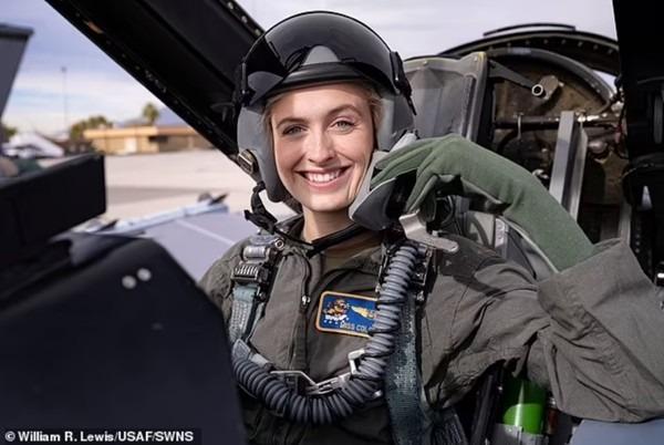 Cận cảnh vẻ đẹp mỹ nhân vừa đăng quang Hoa hậu Mỹ 2024-6