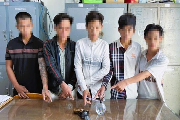 Bắt 2 đối tượng ở Kiên Giang mang súng đã lên đạn đi chơi đêm-3