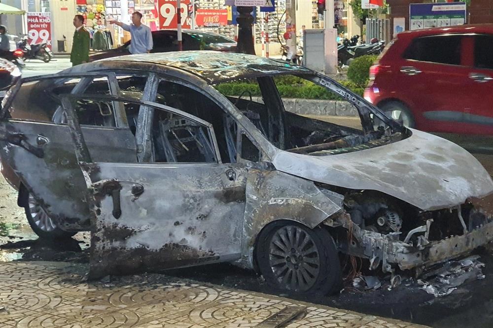 Ô tô con bốc cháy dữ dội trên đường-1