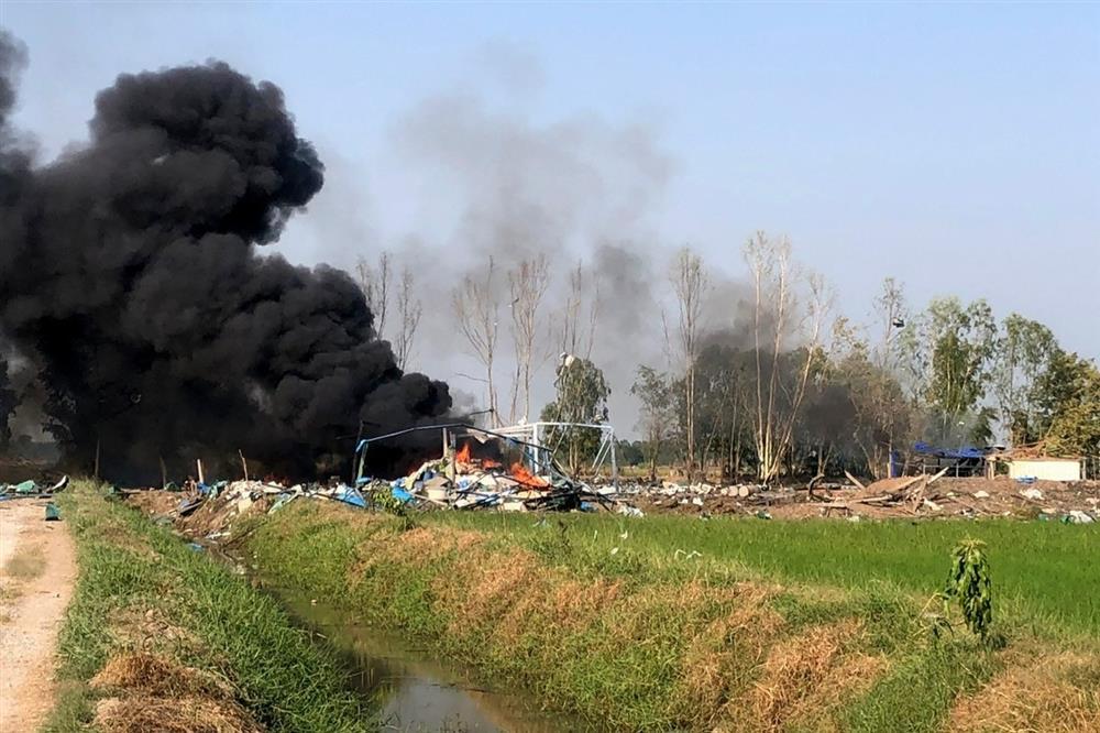 Nổ nhà máy pháo hoa ở Thái Lan, ít nhất 20 người chết-1