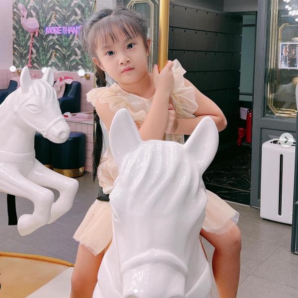 Con gái Diệp Lâm Anh: 6 tuổi có đôi chân dài và nhan sắc được nhận xét giống mẹ-8