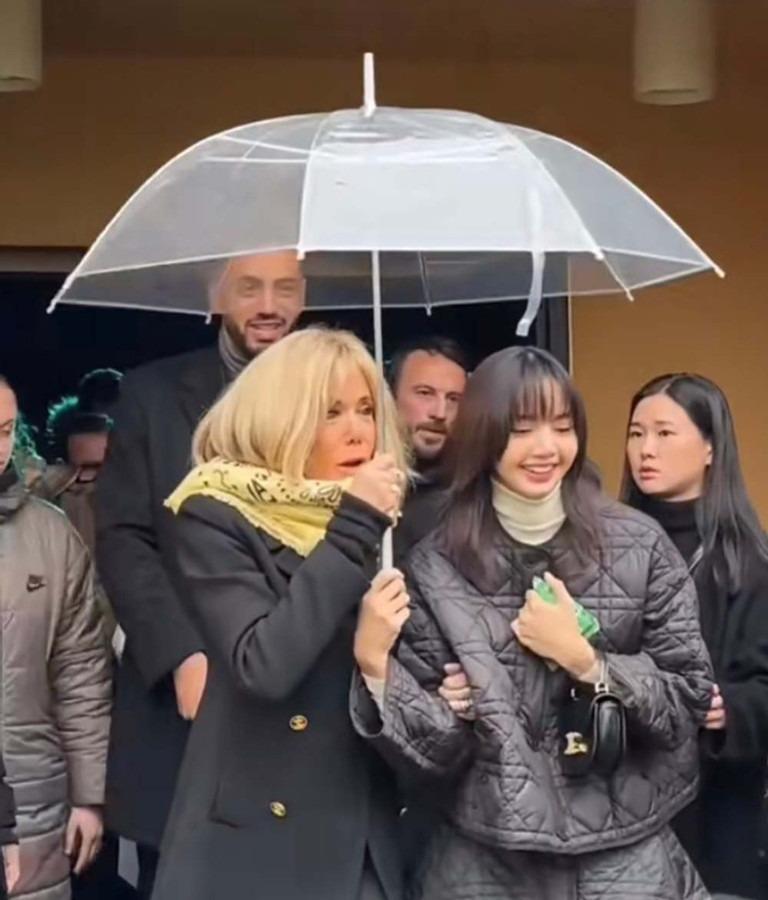 Lisa BlackPink thân thiết bên phu nhân Tổng thống Pháp-2