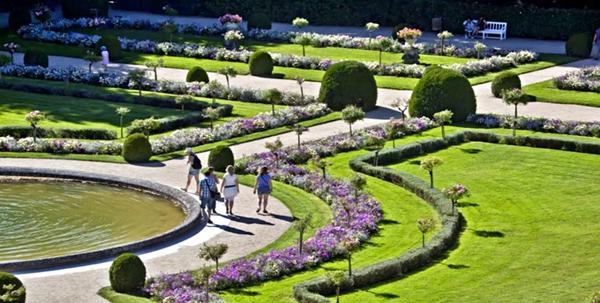 Lâu đài tráng lệ bắc qua dòng sông nổi tiếng bậc nhất thế giới-13